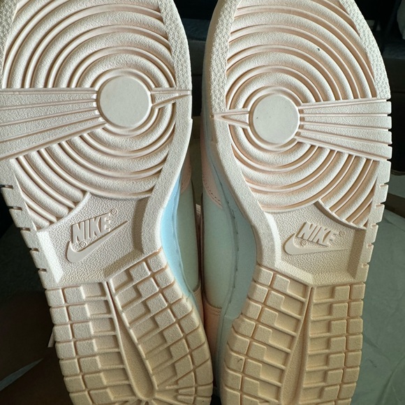 NEVER WORN-BRAND NEW 2021
Wmns Dunk High 'Crimson Tint' - Picture 3 of 5